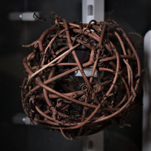 Boule nid en osier foncé 